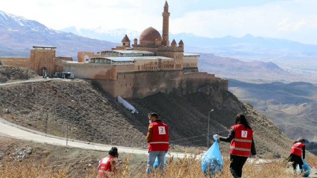 Türk Kızılay gönüllülerinden İshak Paşa Sarayı çevresinde temizlik