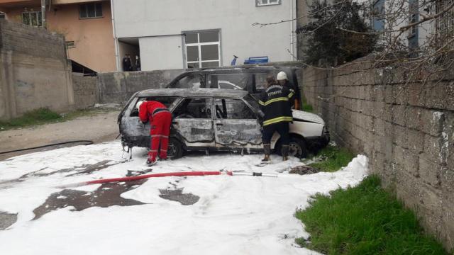 Kahramanmaraşta park halinde 2 otomobil yandı