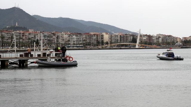 İzmir Körfezinde oltaya erkek cesedi takıldı