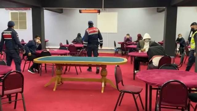 Kumar oynayan ve tedbirleri ihlal eden 24 kişiye para cezası