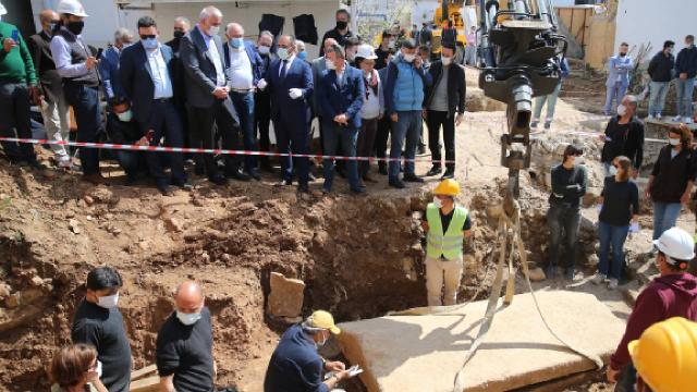 Bodrumda bulunan 2 bin 400 yıllık lahidin kapağı açıldı