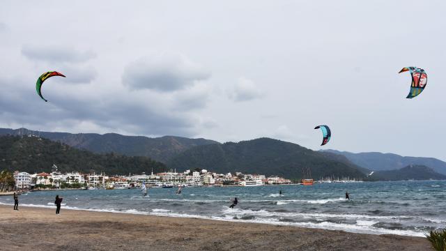 Marmariste adrenalin tutkunlarının keşişlemede sörf keyfi