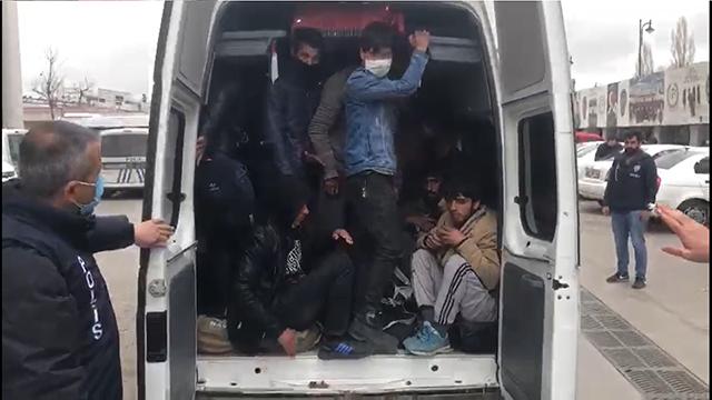 17 kişilik minibüsten 40 sığınmacı çıktı