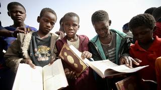 Moritanyalı çocuklara Kur'an-ı Kerim dağıtıldı