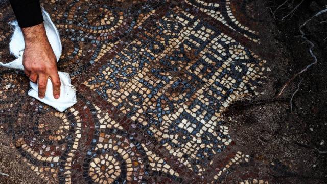Kaçak kazı sırasında manastır kalıntısı ve 1500 yıllık mozaik bulundu