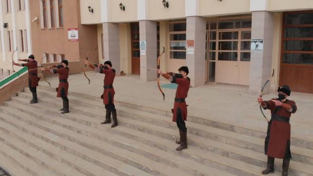 Kendi oklarını üreten öğrenciler yarışmaya hazırlanıyor