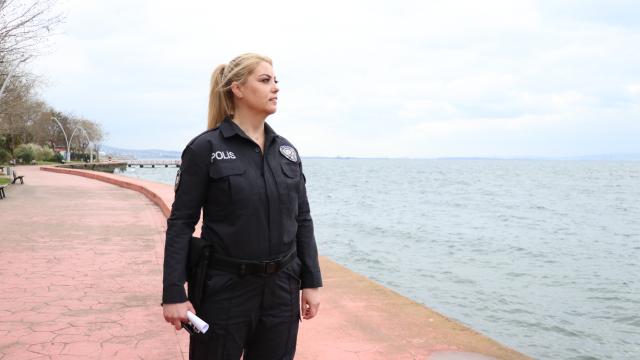 Gazi kadın polis memuru mesleğini ilk günkü heyecanla yapıyor