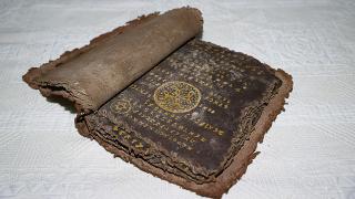 Tarihi eser operasyonunda altın işlemeli Tevrat ele geçirildi