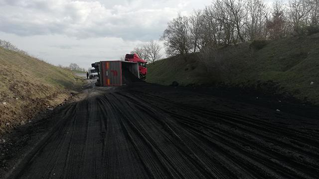 Kömür yüklü tır devrildi, yol bir süre trafiğe kapandı