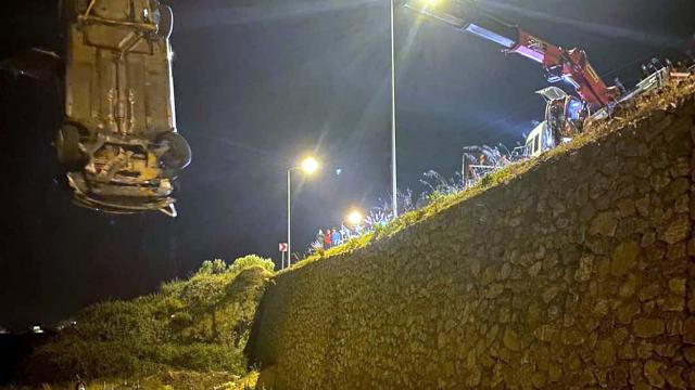Alanyada bahçeye devrilen otomobilin sürücüsü yaralandı