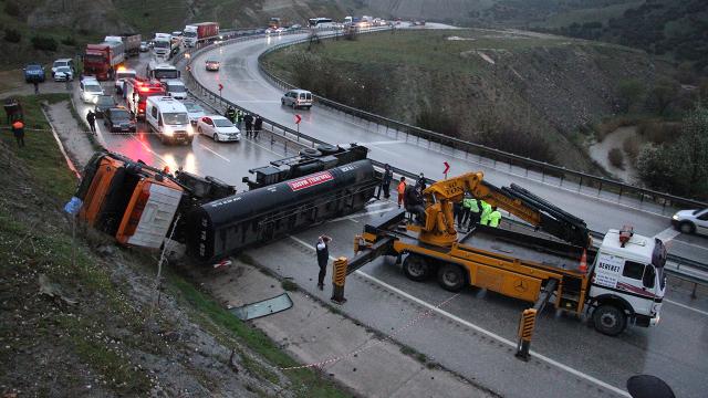 Manisada tanker devrildi: 1 ölü, 1 yaralı