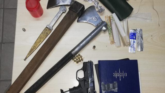 İzmirde durdurulan otomobilde uyuşturucu ile 3 tabanca ele geçirildi