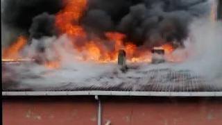 Bahçelievler'de bir binanın çatısı alev alev yandı