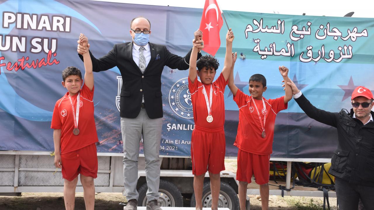 Öğrencilere madalya verildi