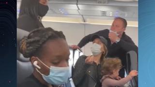 2 yaşındaki çocuk maskesini indirince ailesi uçaktan atıldı