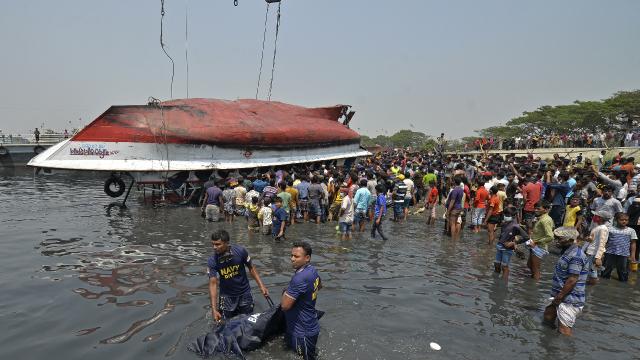 Bangladeşte feribot devrildi: 34 ölü