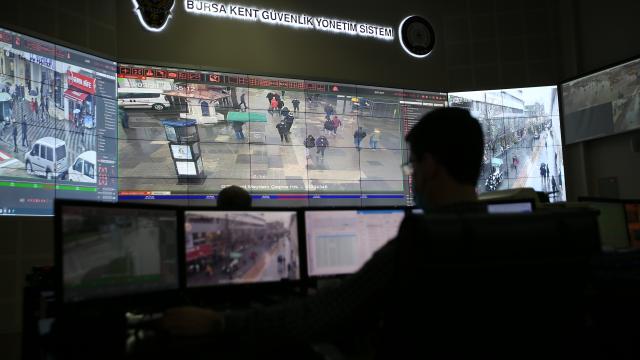 Bursa polisi Covid-19 tedbirleri kapsamında maske takmayan vatandaşları kameradan tespit edip uyarıyor