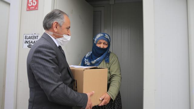 Elazığda konteyner kentlerde geçici barınan depremzedelere 5,5 ton hijyen kolisi yardımı yapıldı
