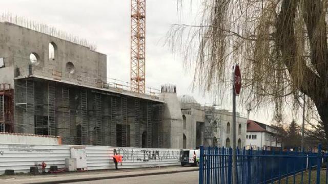 Fransada camiye yardım yargıya taşınıyor