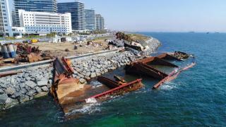 Dev gemi su altında sökülüyor