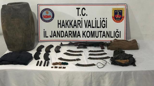 Hakkaride teröristlere ait silah ve mühimmat ele geçirildi