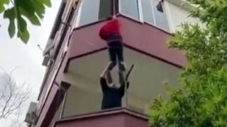 Anahtarı unutulan daireye halatla tırmandı