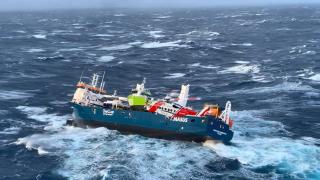 Dalgalar arasında kalan geminin mürettebatı böyle kurtarıldı