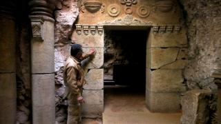 Mağarayı sanat galerisine çevirdi