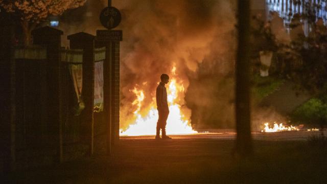 Kuzey İrlandada gösteriler devam ediyor: Otobüs ateşe verildi