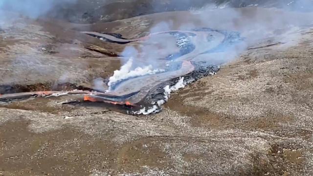 İzlandada bir yanardağda oluşan yarıktan lav püskürdü