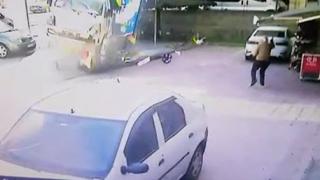 Kamyonetin altında kalmaktan kıl payı kurtuldu