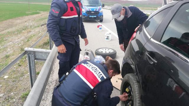 Çorumda araçlarının lastiği patlayan yaşlı çifte jandarmadan yardım eli