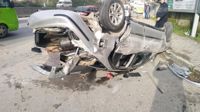 Kocaelide bir otomobil refüje çarptı 5 kişi yaralandı