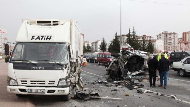 Kayseride zincirleme kaza: 3 yaralı