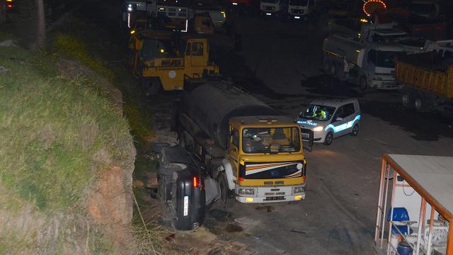 Adanada otomobil 4 metre yüksekten şantiye alanına düştü