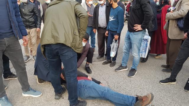Motosiklet yayalara çarptı: 4 yaralı