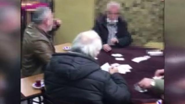 Ne virüse ne polise aldırdılar: Okey oynamaya devam ettiler