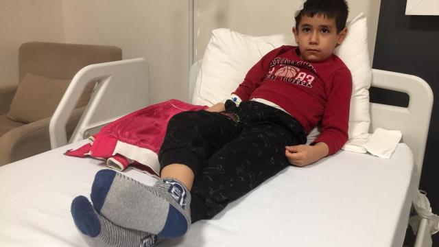 Parkta oynayan 6 yaşındaki çocuğun başına yorgun kurşun isabet etti