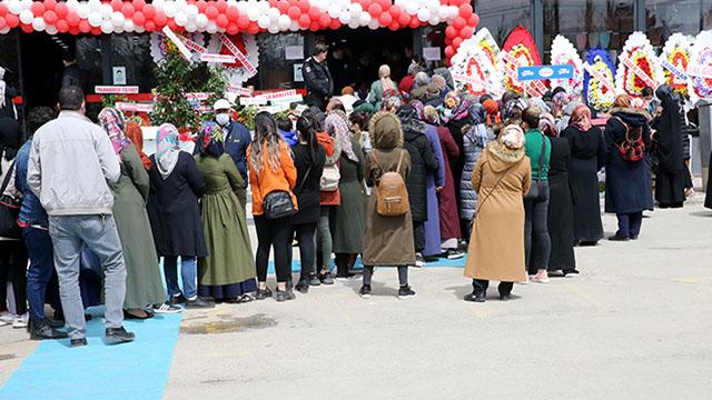 Açılışında sosyal mesafe kuralı ihlal edilen marketin faaliyeti durduruldu