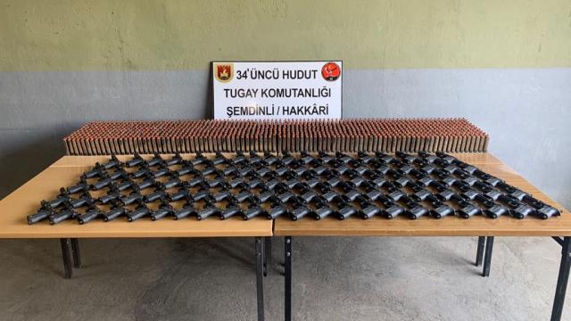 Hakkari ve Van hudut hatlarında çok sayıda tabanca ile av tüfeği fişeği ele geçirildi