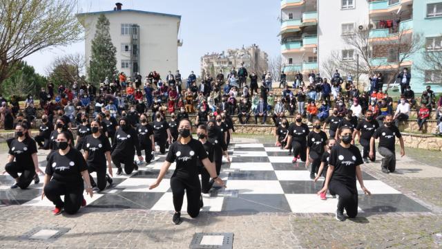 Kozanda Halk Eğitim Merkezi öğrencilerinden polislere halk oyunu sürprizi