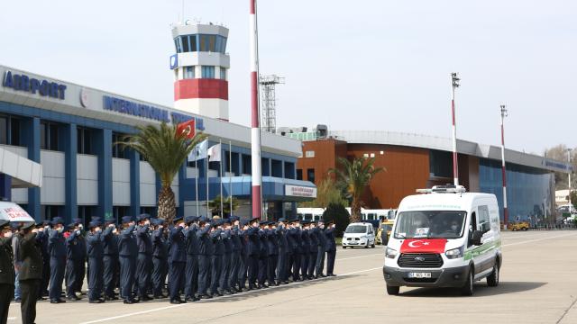 Konyada Türk Yıldızları uçağının düşmesi sonucu şehit olan pilot Yüzbaşı Gençcelepin naaşı Trabzona getirildi