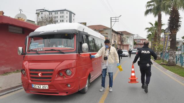 Mersinde tabancayla ateş edilen yolcu minibüsünün şoförü yaralandı