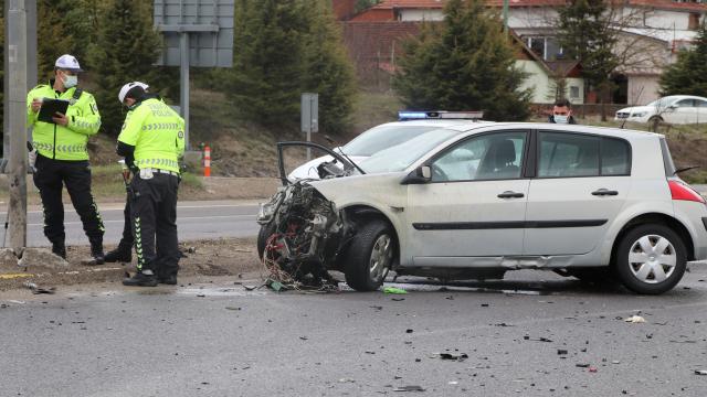 Boluda iki otomobilin çarpışması sonucu 1 kişi öldü, 3 kişi yaralandı