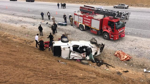 Vanda kamyonet devrildi: 2 ölü, 3 yaralı