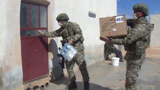 Mehmetçik, Barış Pınarı bölgesinde köy köy dolaşıp yardım götürüyor