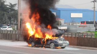 Alev alev yanan otomobil küle döndü