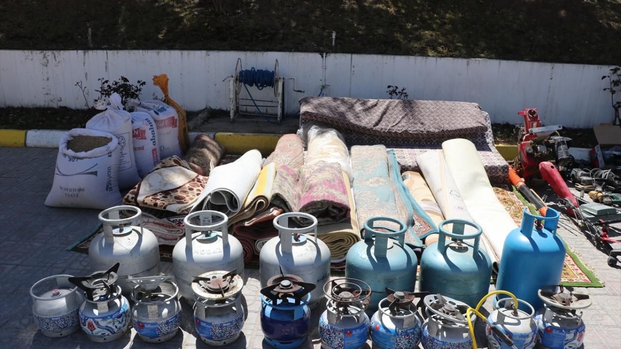 Eşyaları vinç sistemiyle çatısına taşımış