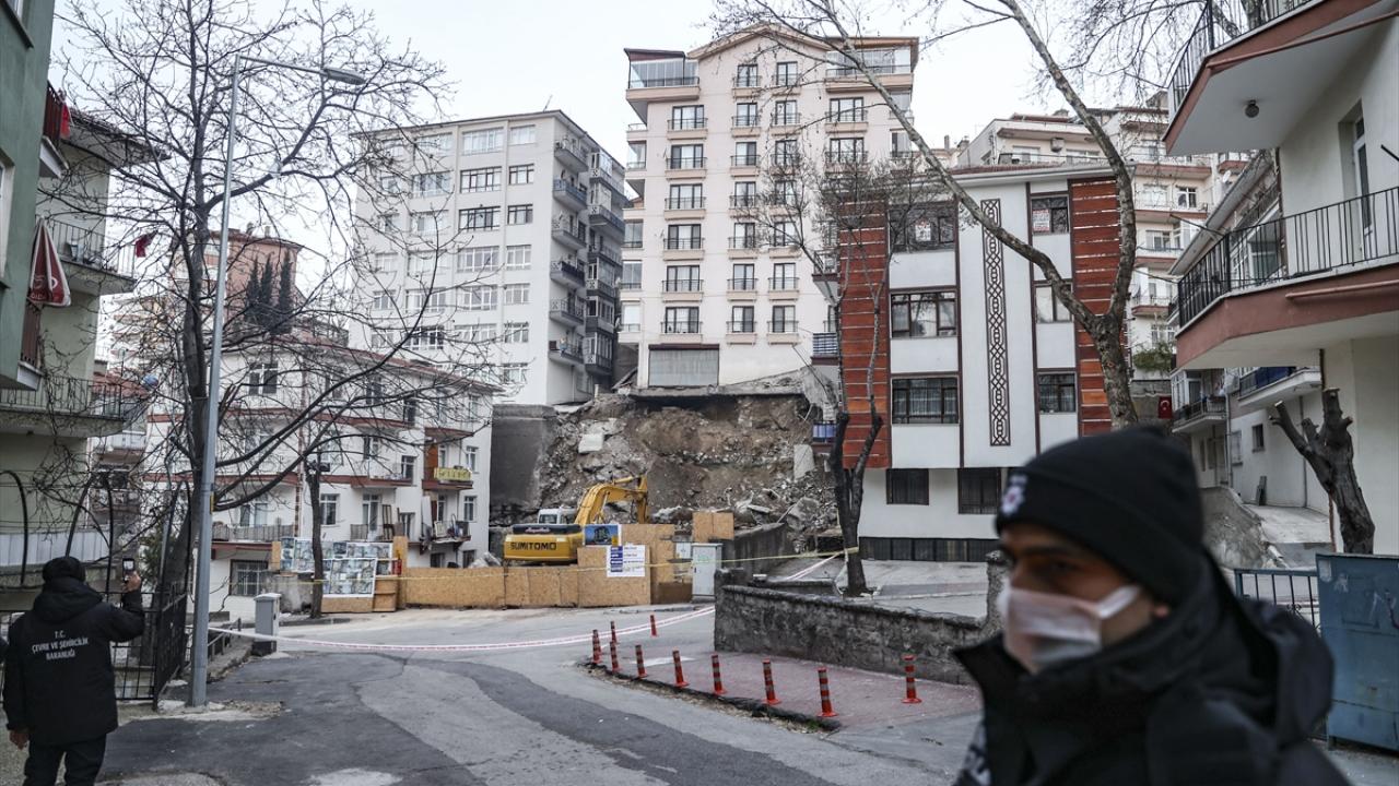 Binanın yıkımına başlandı