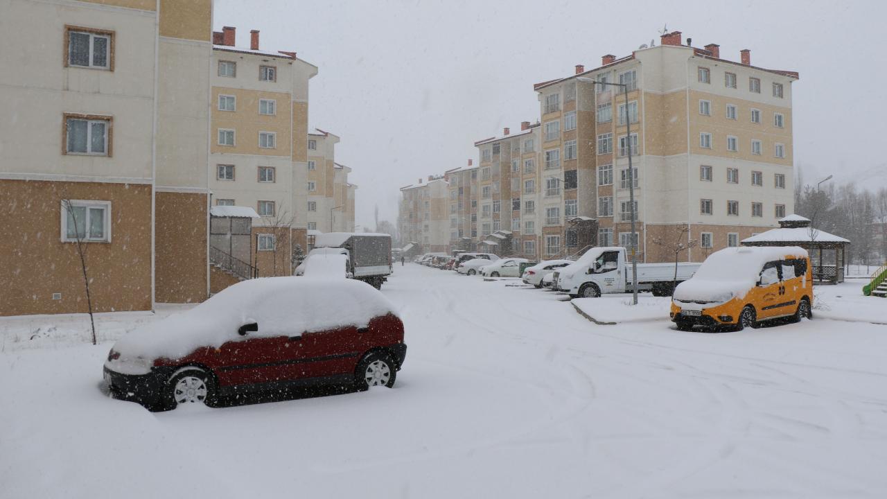 Kar yağışıyla beyaza bürünen tarihi kent meydanında güzel  görüntüler oluştu. 